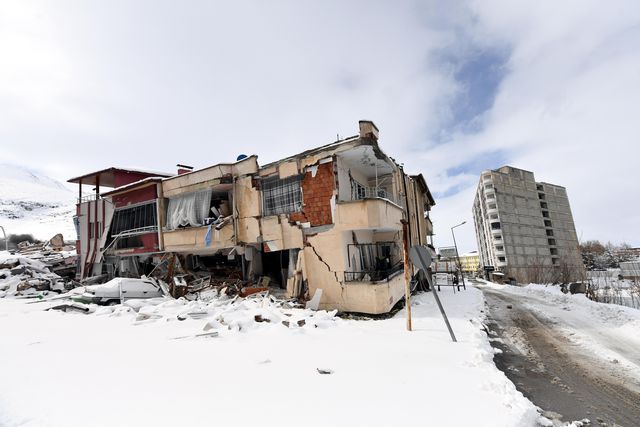 Deprem Bölgesinde Olağanüstü Hal İlan Edildi Deprem Bölgesinde Olağanüstü Hal İlan Edildi