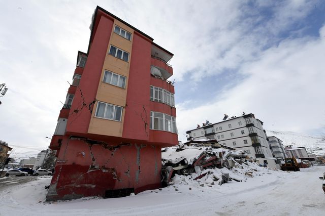 Deprem Bölgesinde Olağanüstü Hal İlan Edildi Deprem Bölgesinde Olağanüstü Hal İlan Edildi