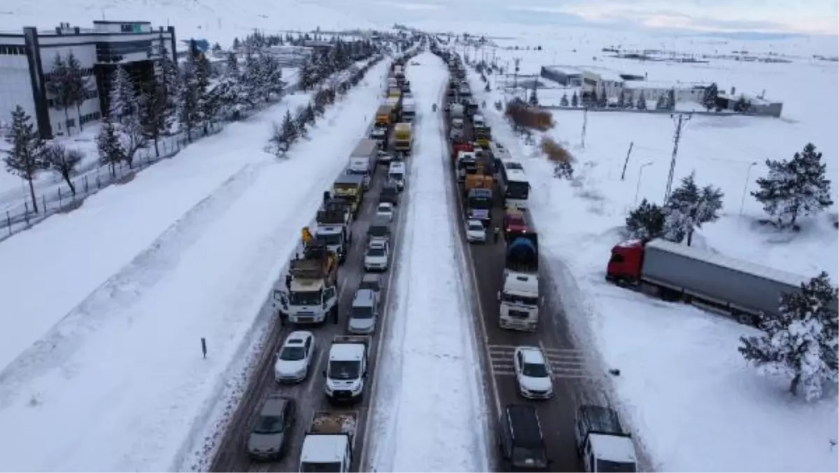 Deprem bölgesine giden araçlar kar nedeniyle 10 kilometrelik kuyruk oluşturdu; yol dronla görüntülendi