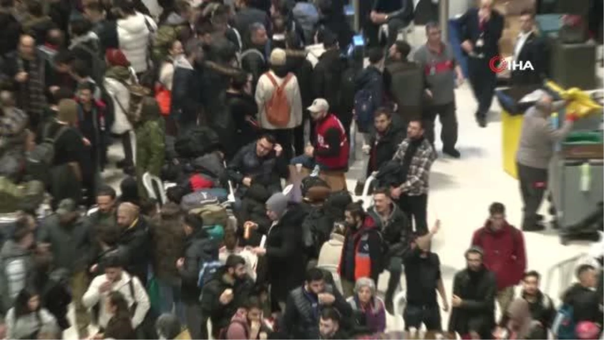 Deprem bölgesine gitmek için İstanbul Havalimanı\'na gelen gönüllüler izdihama neden oldu