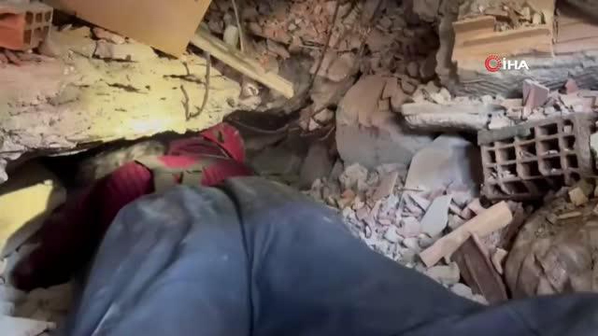 Deprem enkazından 35 saat sonra inanılmaz kurtuluş...Madenciler 5 yaşındaki kızı enkazdan böyle kurtardı