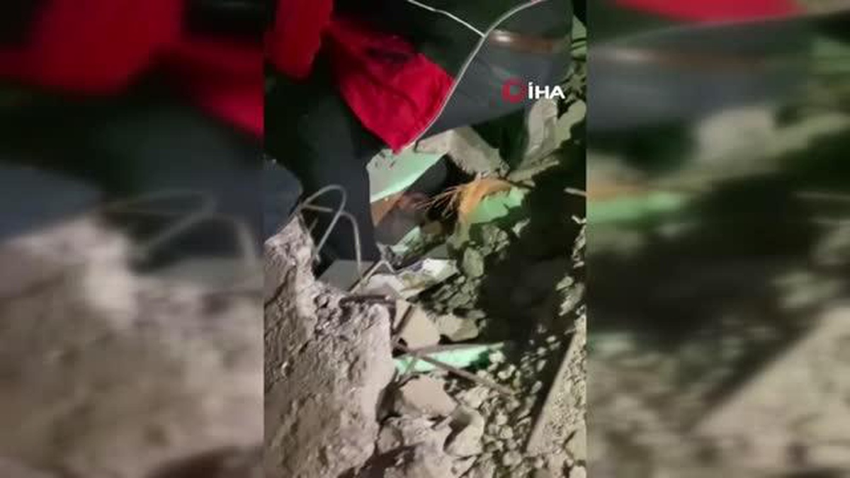 Deprem enkazından gelen sevindiren haber...4 kişi, 27 saatin sonunda sağ olarak kurtarıldı