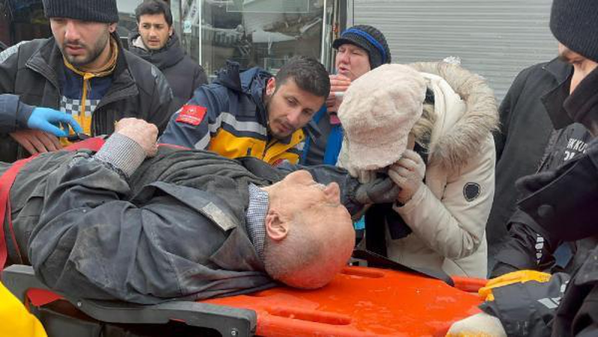 Deprem felaketinde 2\'nci gün; enkaz başlarında umutlu bekleyiş (6)