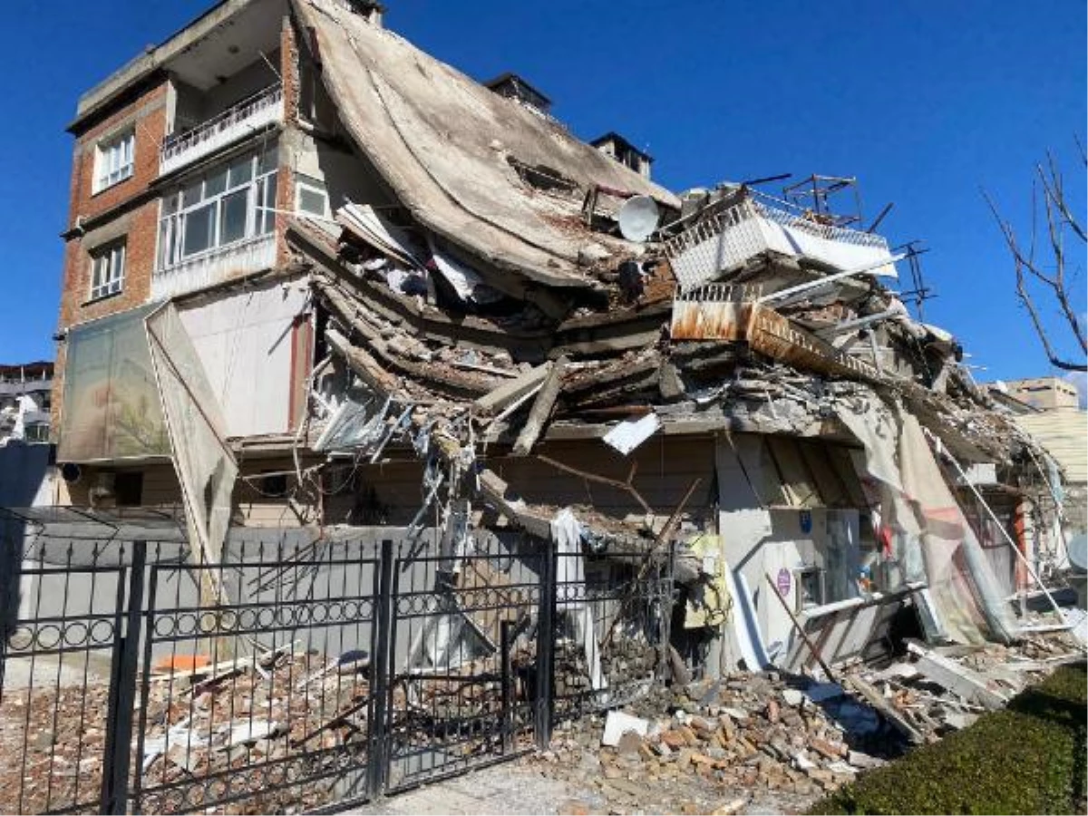 Deprem felaketinde 2\'nci gün; enkaz başlarında umutlu bekleyiş (9)