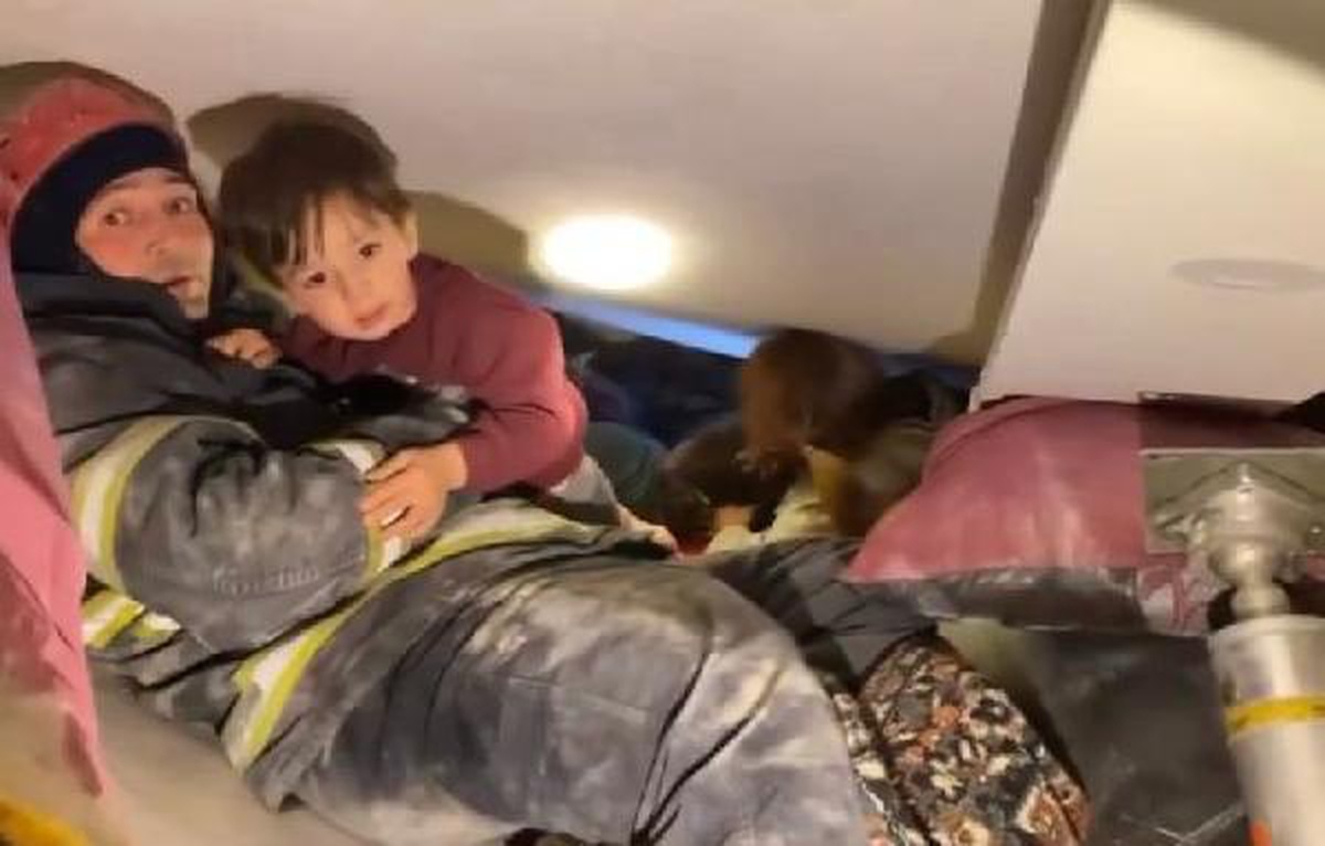 Deprem felaketinde 2\'nci gün; enkaz başlarında umutlu bekleyiş (12)