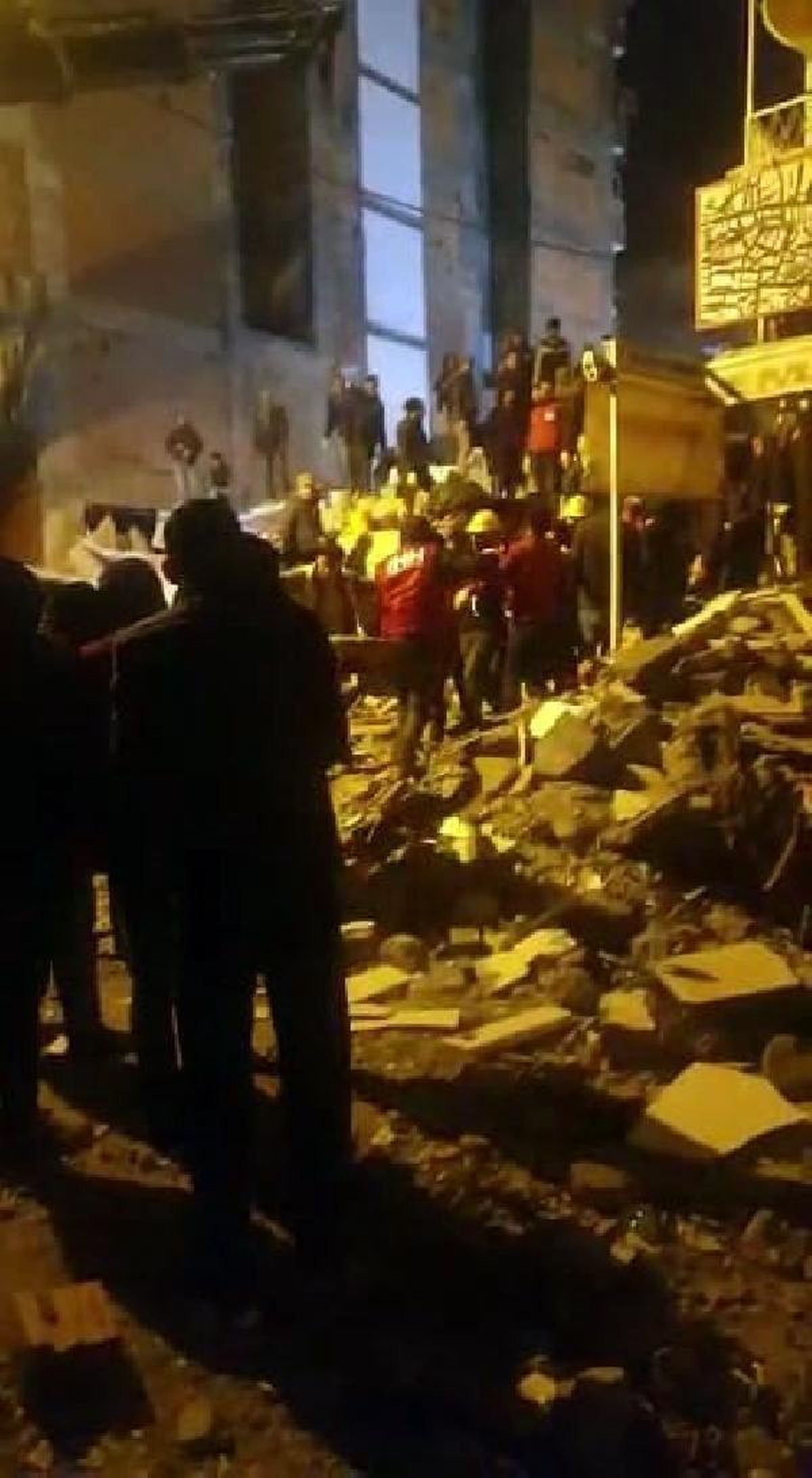 Deprem felaketinde 2\'nci gün; enkaz başlarında umutlu bekleyiş (19)