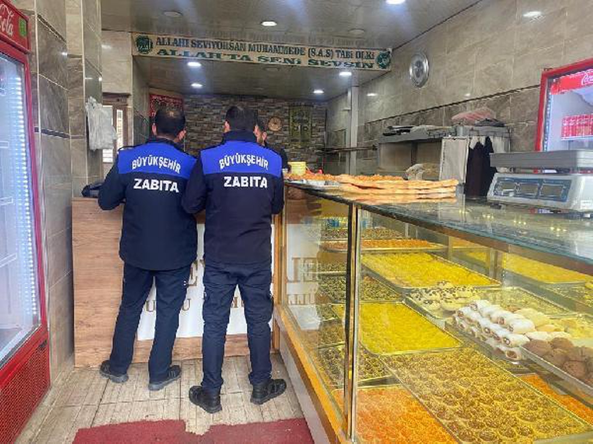 Deprem felaketinde 2\'nci gün; enkaz başlarında umutlu bekleyiş (15 )
