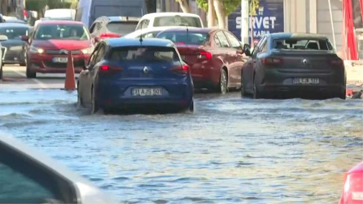 Deprem sonrası deniz seviyesinin yükseldiği İskenderun\'da caddelerde su birikintileri oluştu
