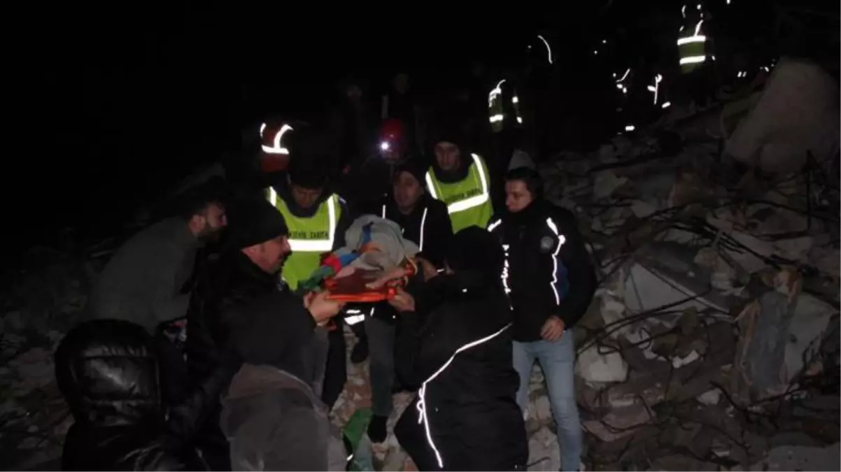 Hatay depremde yerle bir oldu! 2 çocuk 26 saat sonra enkazdan sağ olarak çıkarıldı