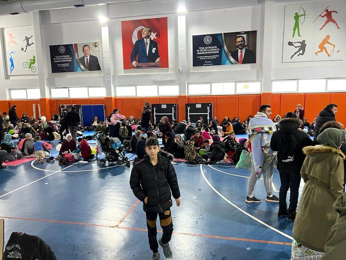 Niğde ve Sivas\'ta depremden etkilenenler geceyi cami, okul ve spor salonlarında geçirdi