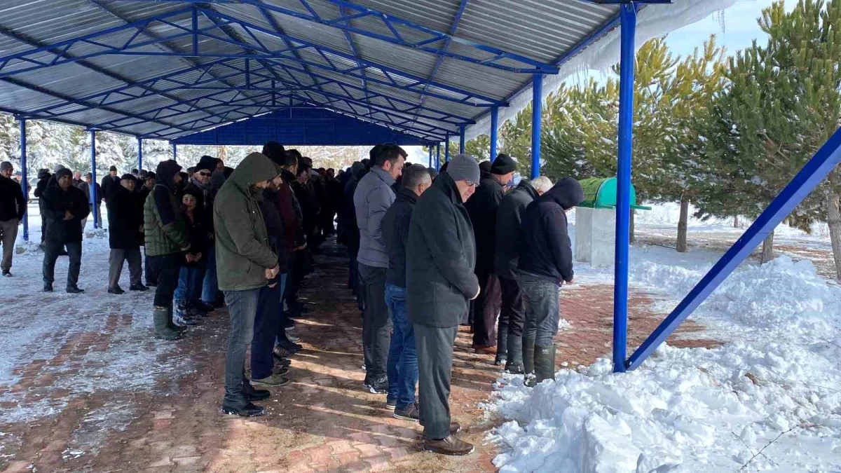 Depremde hayatını kaybeden genç öğretmen Aksaray\'da toprağa verildi