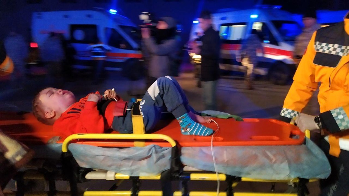 Depremde yaralanan 51 kişi askeri uçakla İstanbul\'a getirildi