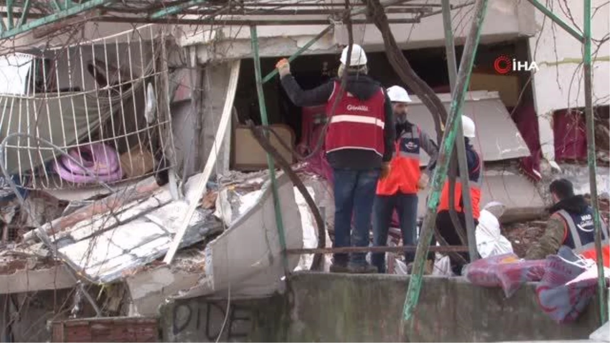 Depremden 30 saat sonra bina enkazlarından 1 kadın sağ çıkarıldı