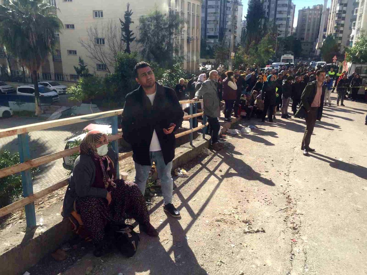 Depremden bir hafta önce 'Bina çürük' diyerek uyardığı kızı için gözyaşlarına boğuldu