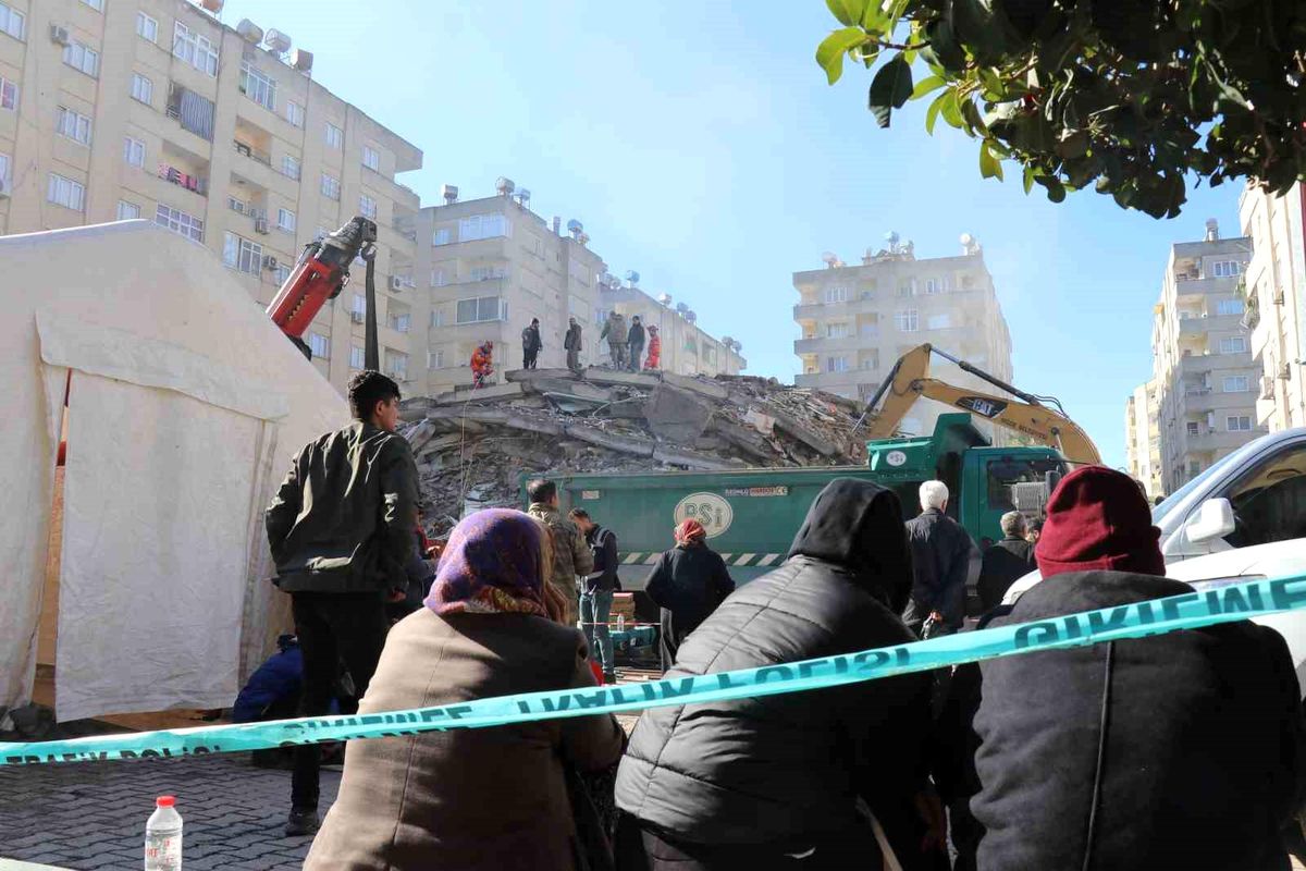 Depremin 32. saatinde de çalışmalara umutlu bekleyişler eşlik ediyor