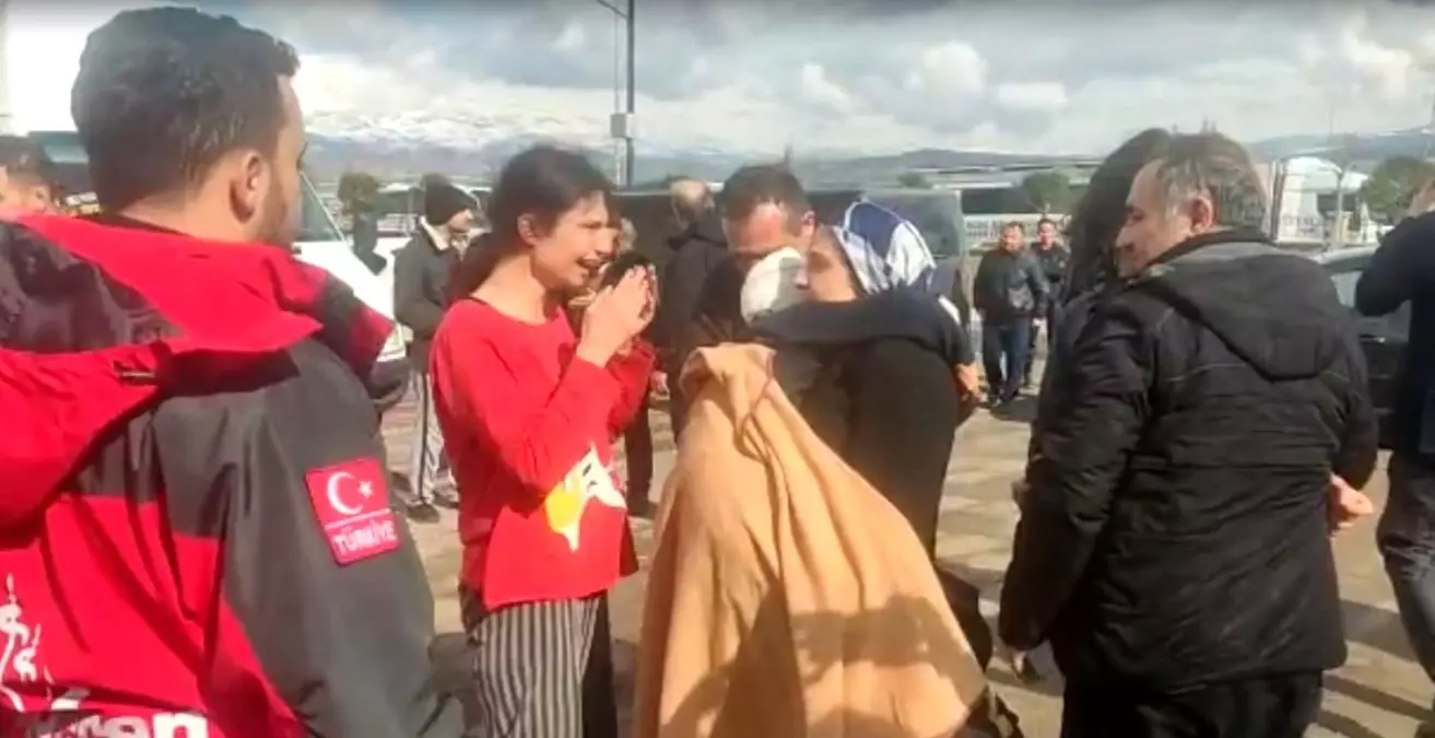 Depremin kalbinde 34 saat sonra ağlatan buluşma