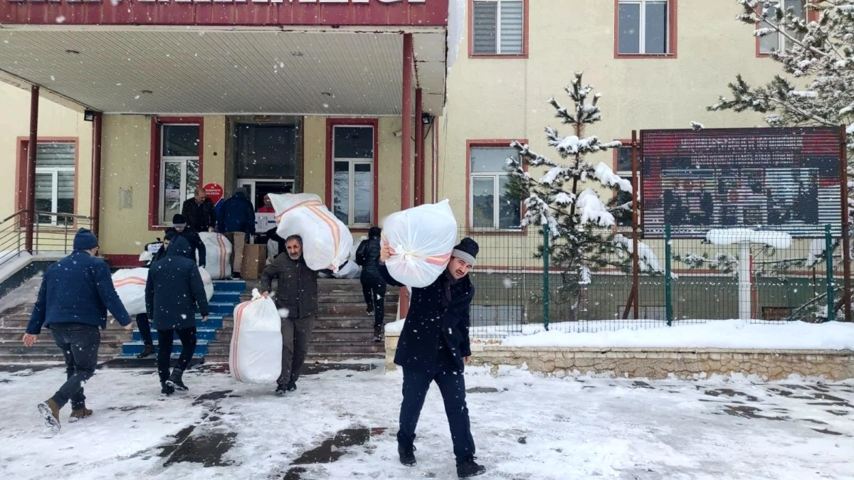 Depremzedeler için herkes yardıma koştu