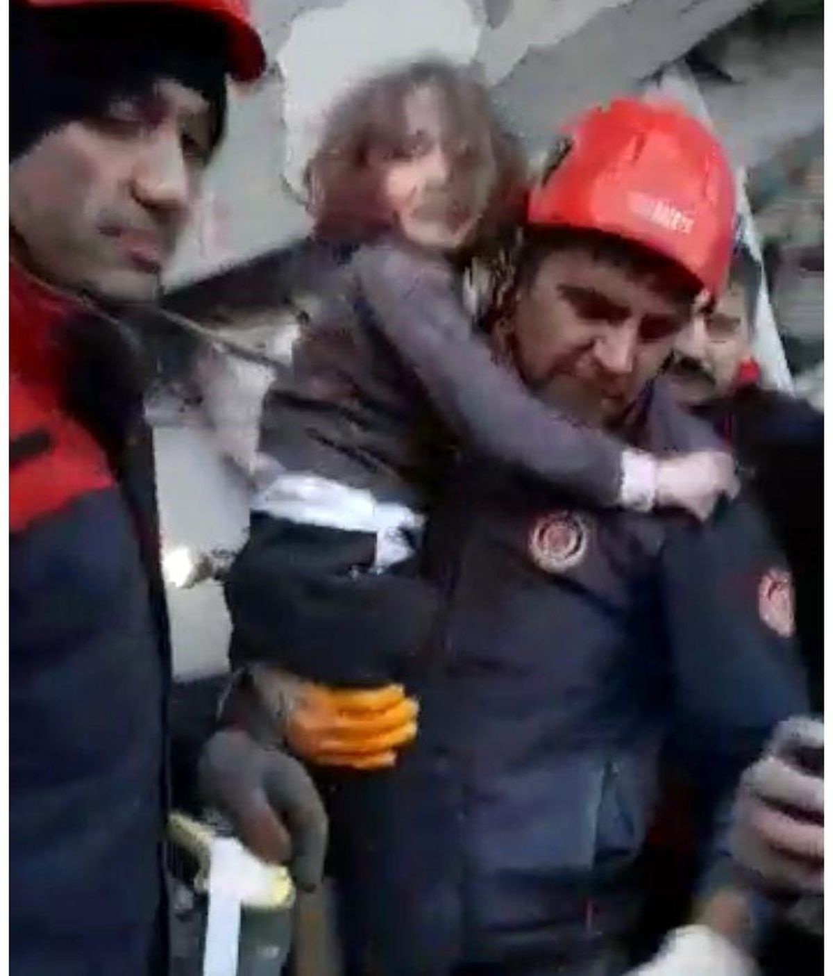 Ekipler 3 yaşındaki Meryem'i ve babasını kurtardı