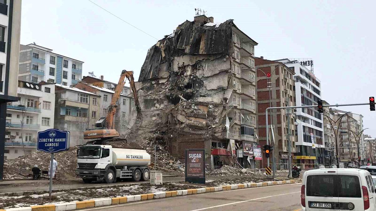 Elazığ\'da ağır hasarlı binaların yıkımına başlandı