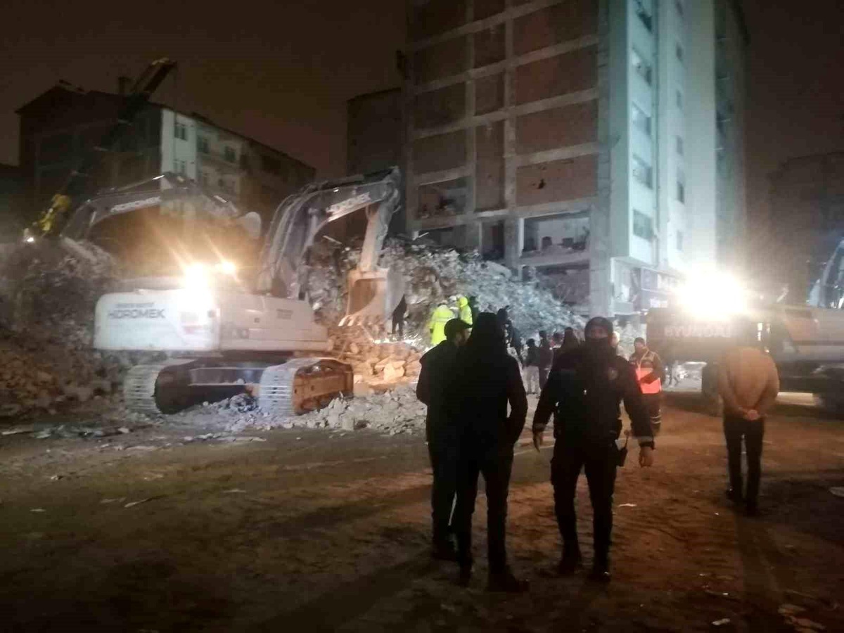 Çöken binada arama kurtarma çalışmalarına doğalgaz sızıntısı nedeniyle ara verildi