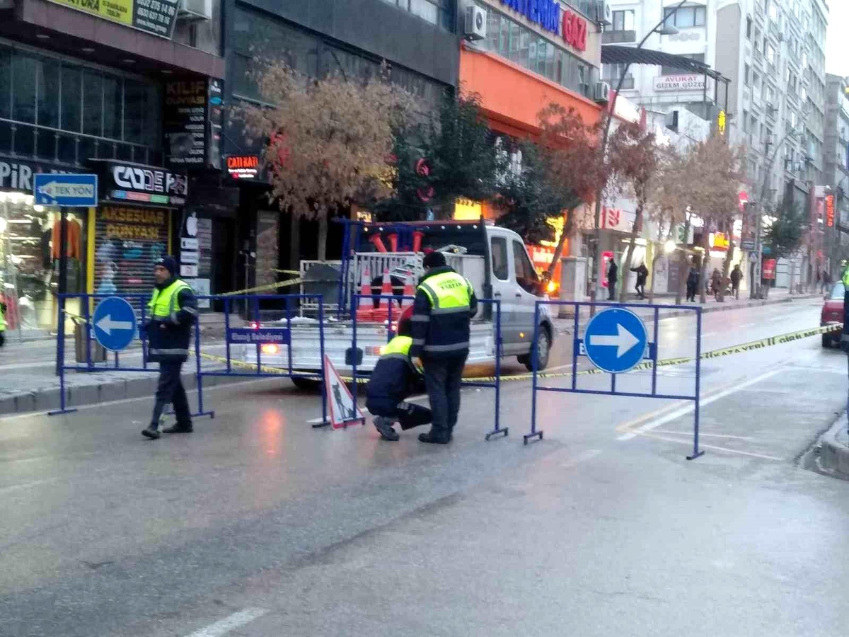 Elazığ\'da Gazi Caddesi binaların çökme tehlikesine karşı trafiğe kapatıldı