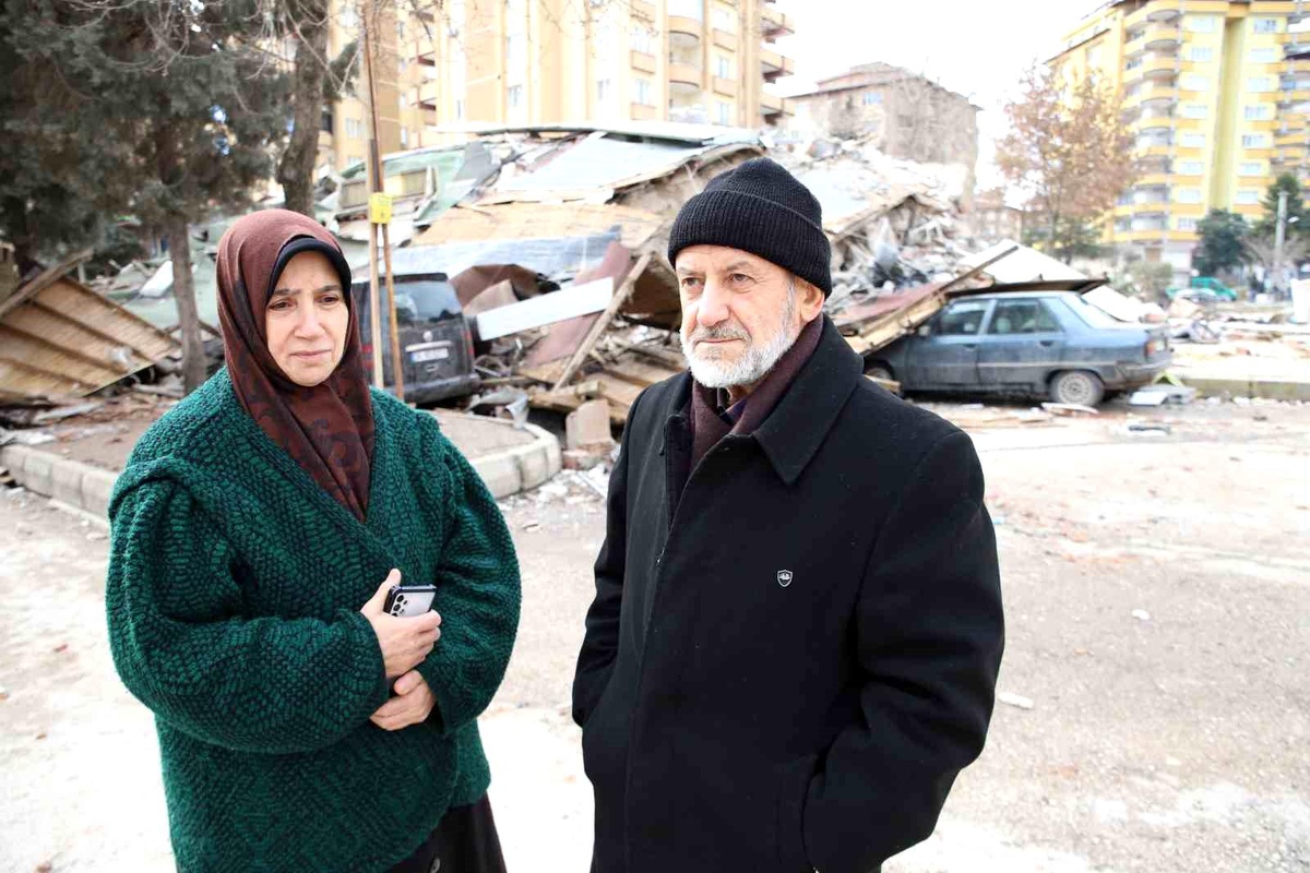 Enkaz altında kalmaktan dakikalarla kurtuldular