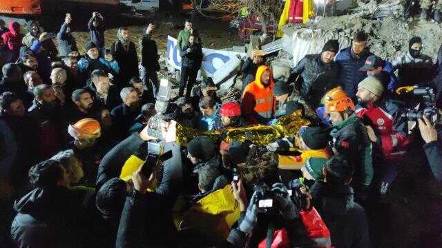 Enkaz altından 19 saat sonra sağ çıktı