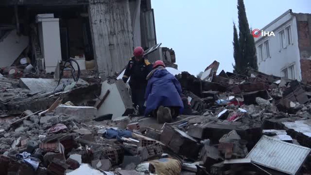 Deprem bölgesinde kar altında zamanla yarış