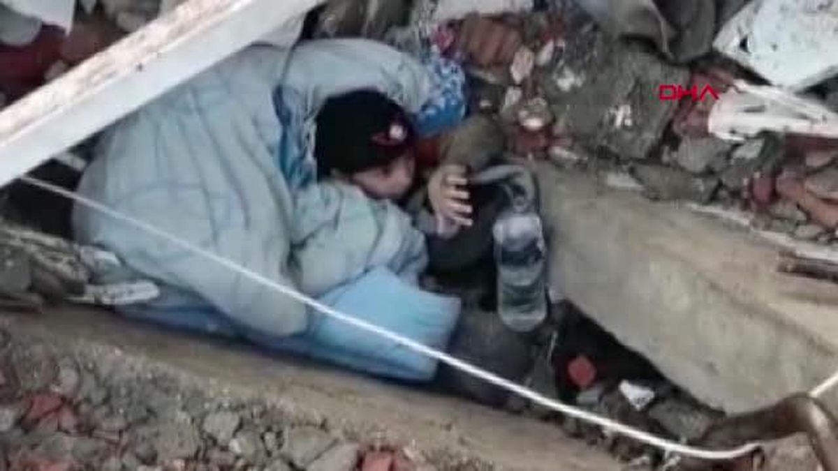 Ekiplerin henüz ulaşamadığı mahallede küçük çocuk göçük altında kurtarılmayı bekliyor