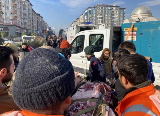 Enkazdan 30 saat sonra anne sağ çıktı, 2 çocuğu ise hayatını kaybetti