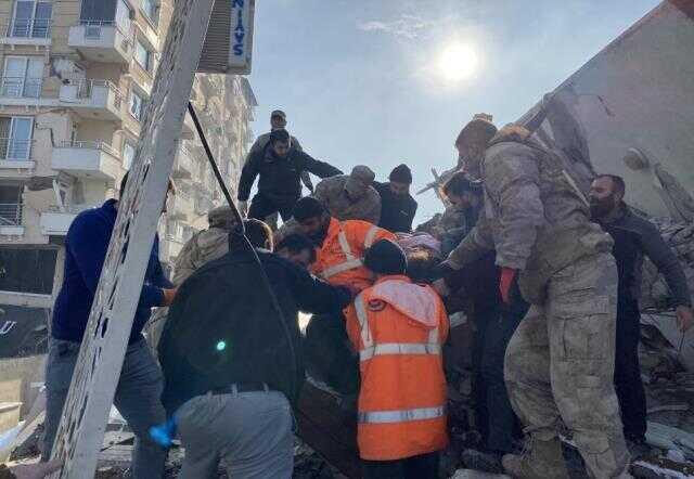 Enkazdan 30 saat sonra anne sağ çıktı, 2 çocuğu ise hayatını kaybetti