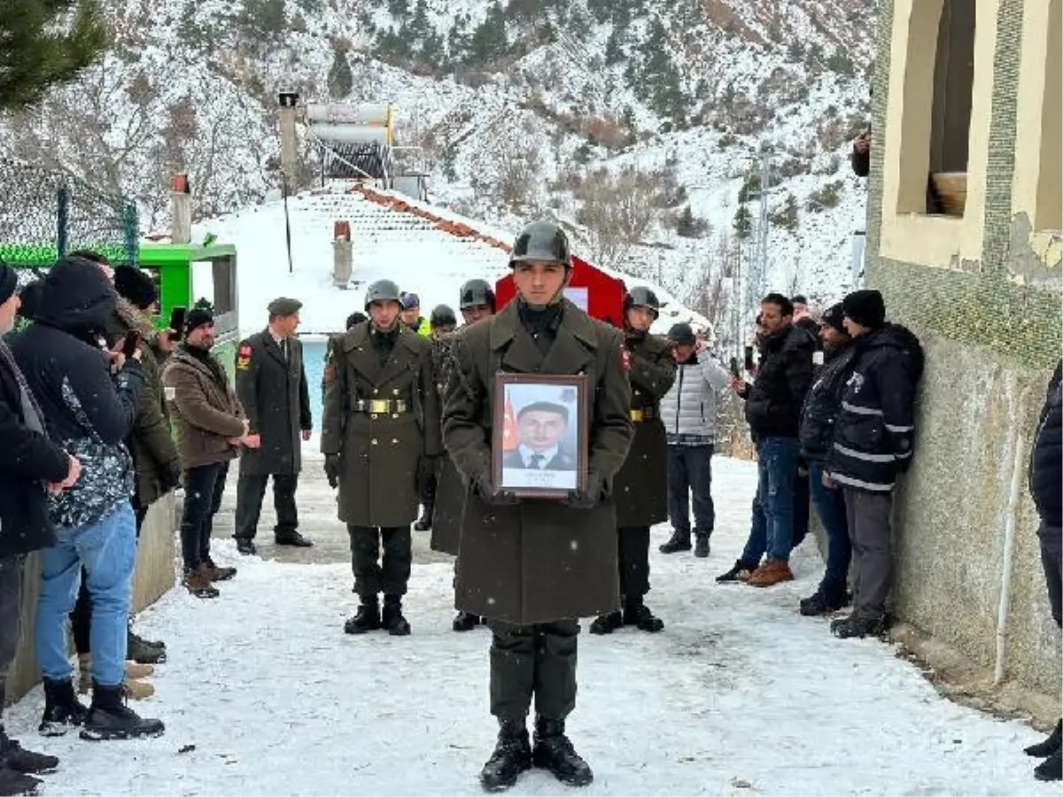 Enkazdan yaralı kurtuldu, eşi ve oğlunun cenazesine katıldı