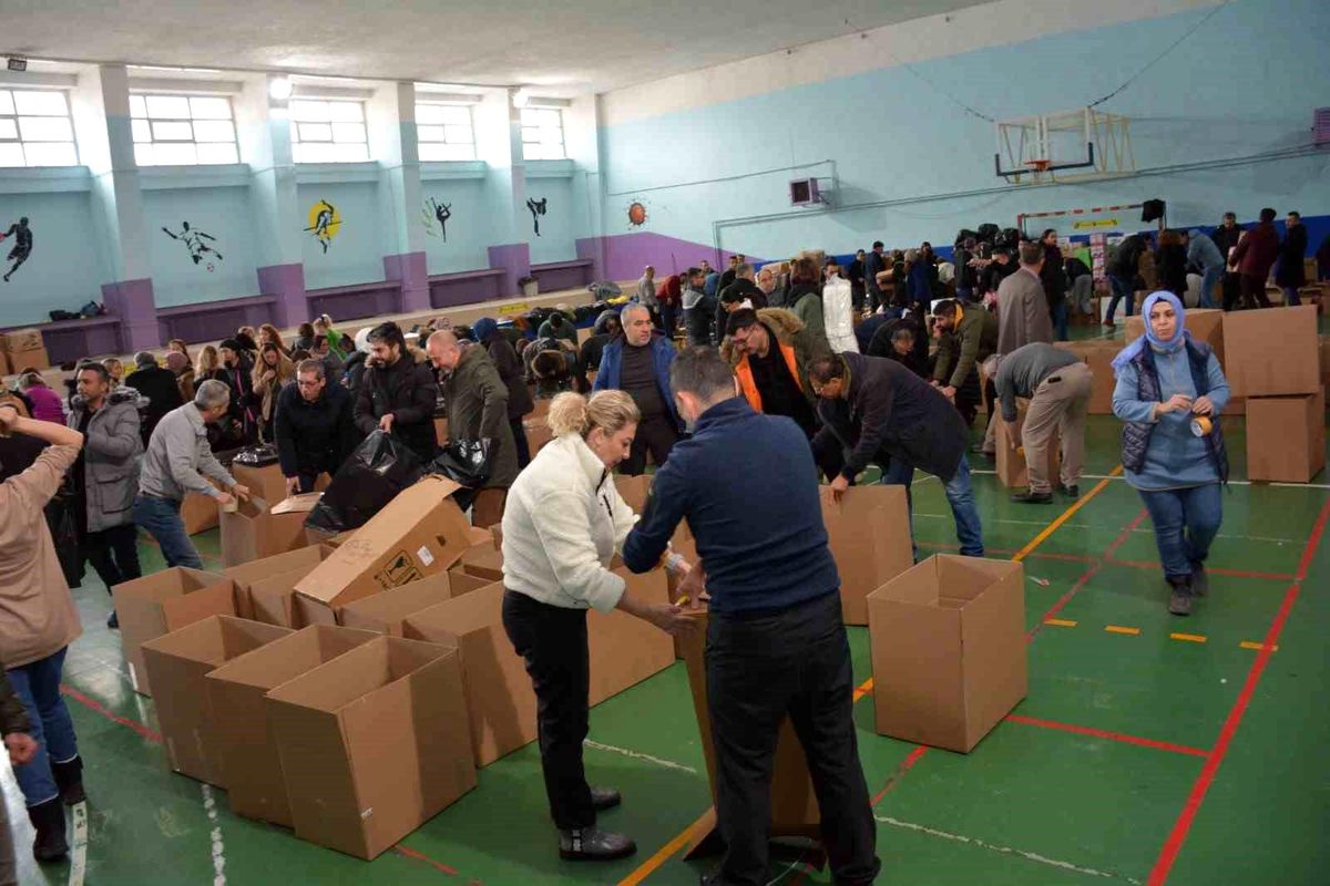 Eskişehir İl Milli Eğitim Müdürlüğü koordinasyonunda depremden etkilenen vatandaşlara ulaştırılmak üzere malzeme desteği sağlanıyor