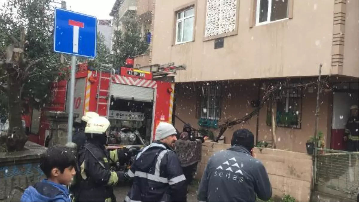 EVİNİ ATEŞE VERİP, 3\'ÜNCÜ KATTAN ATLADI