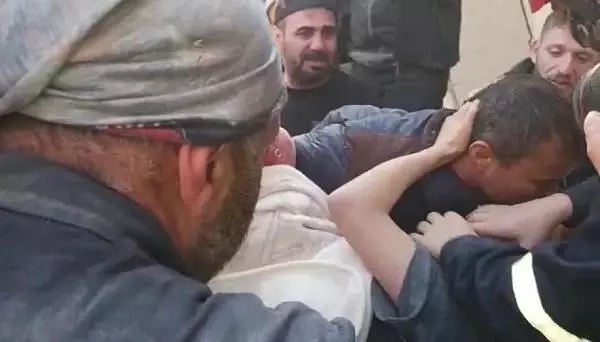 Eylül enkazdan 38 saat sonra çıkarıldı, babası kızına sarılıp ağladı