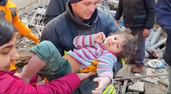 Eylül enkazdan 38 saat sonra çıkarıldı, babası kızına sarılıp ağladı