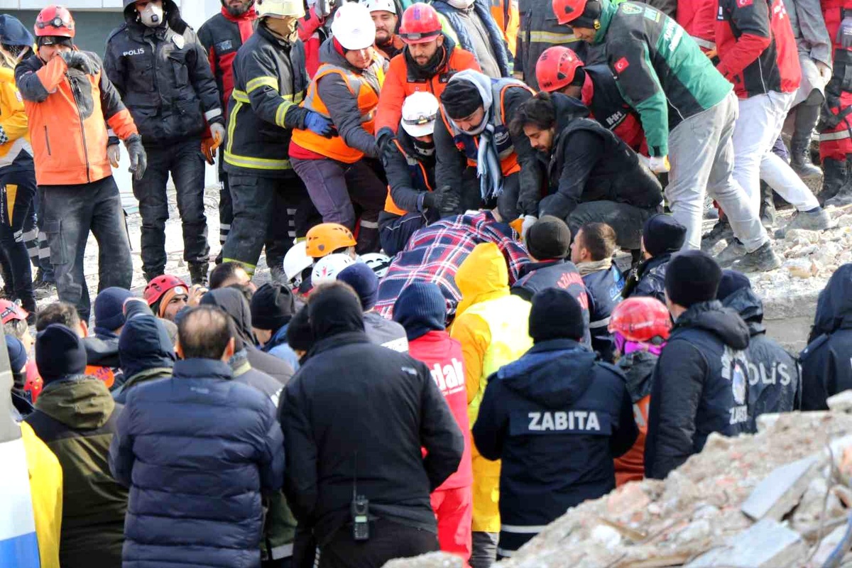 Gaziantep\'te 34 saat sonra enkaz altından 2 kız kardeş sağ çıkarıldı
