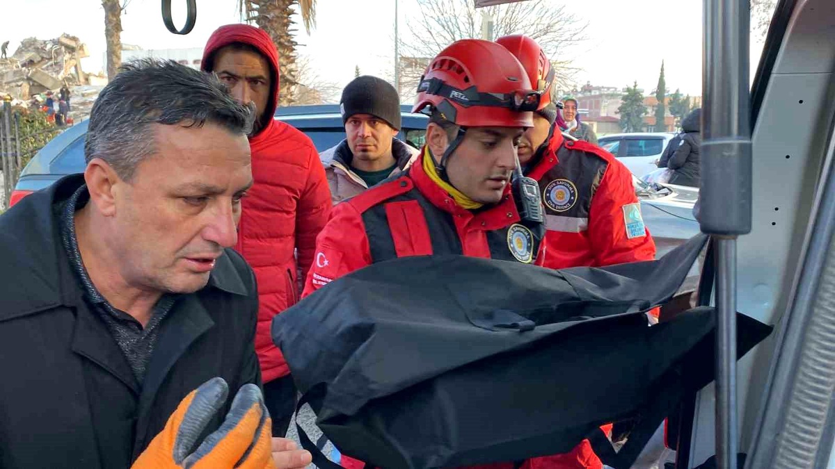 Göçük altında kalan anne ve iki çocuğunun cansız bedenine ulaşıldı, baba yaralı kurtarıldı