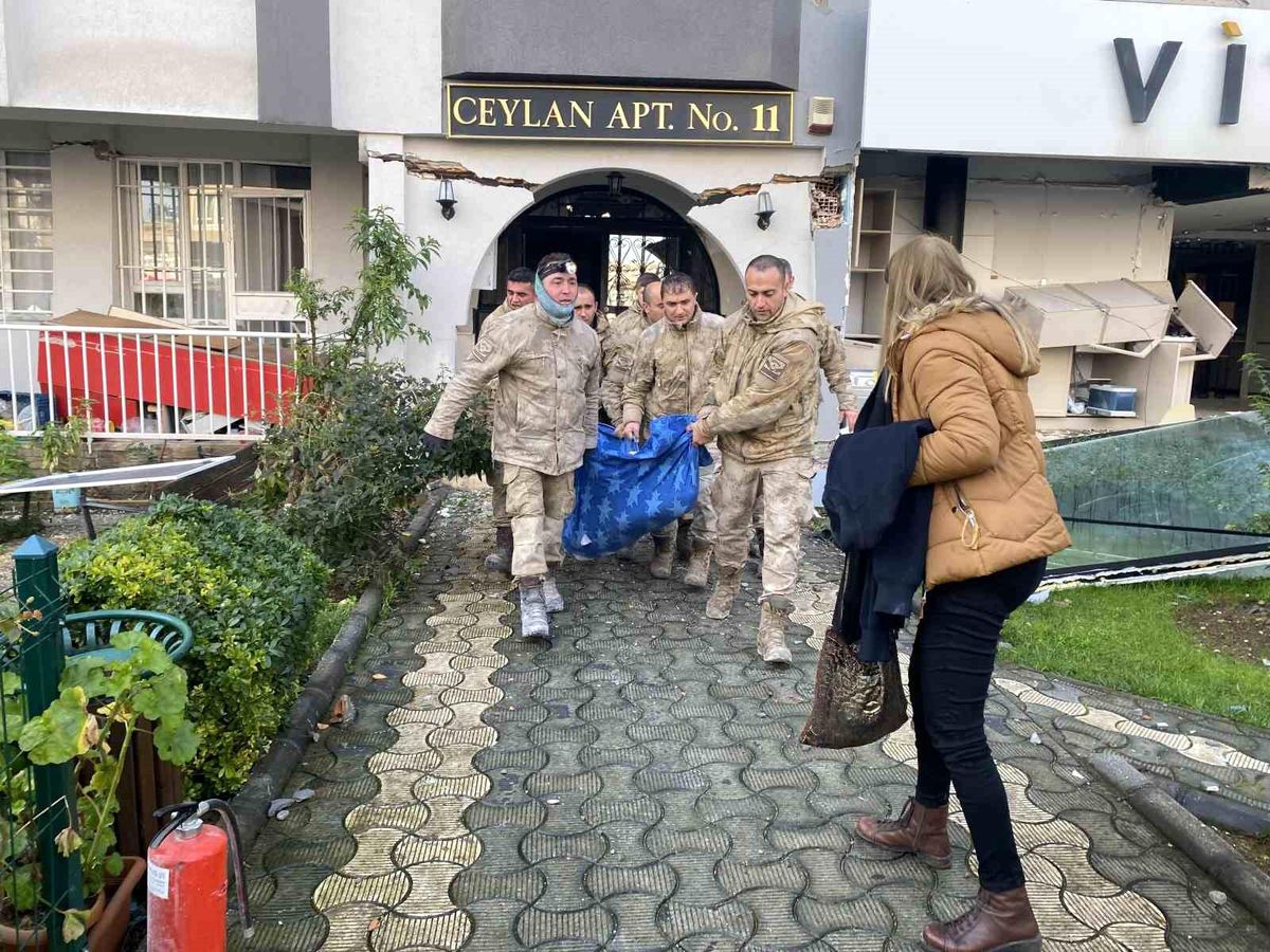 Hasar gören binada mahsur kalan yaşlı çifti askerler kurtardı