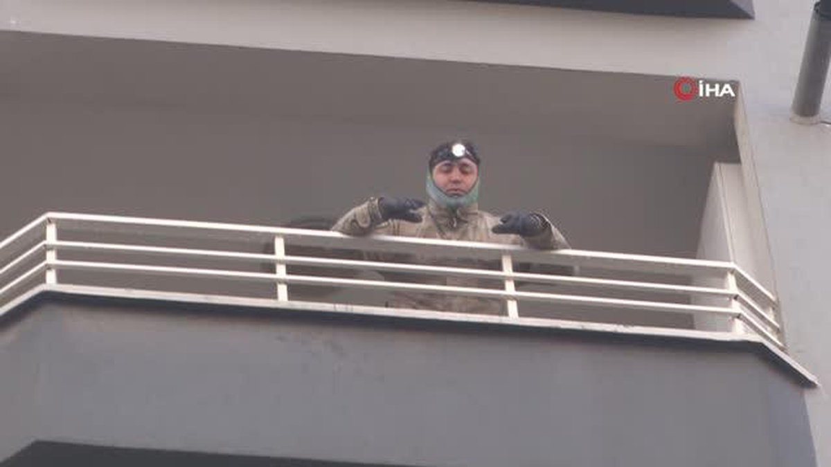 Hasar gören binadan mahsur kalan yaşlı çifti askerler kurtardı