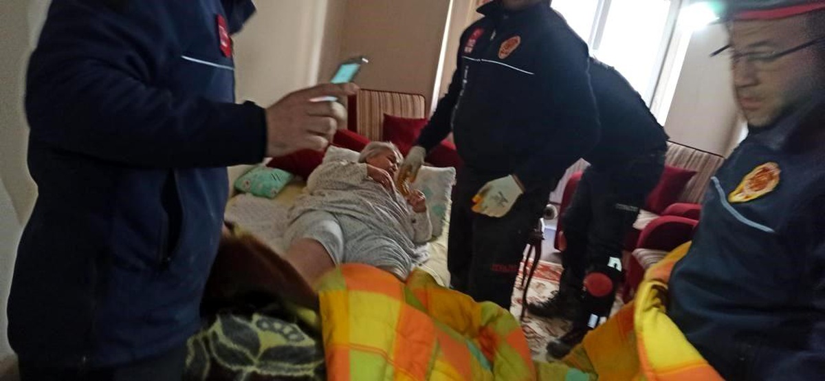 Hasarlı binada mahsur kalan yaşlı kadın kurtarıldı