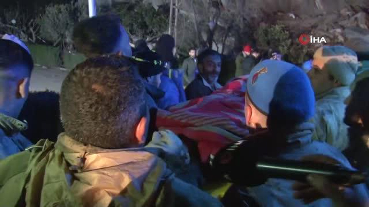 Hatay\'da 42 saat sonra enkazdan çıkarılan Haticenur\'un ilk isteği "limonlu su" oldu