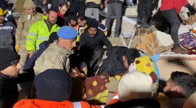 Hatay'da 42 saat sonra enkazdan kurtarılan Fatma teyze: 'Hepinizi çok seviyorum'