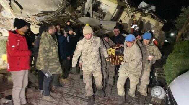 Hatay'da 42 saat sonra enkazdan kurtarılan Fatma teyze: 'Hepinizi çok seviyorum'