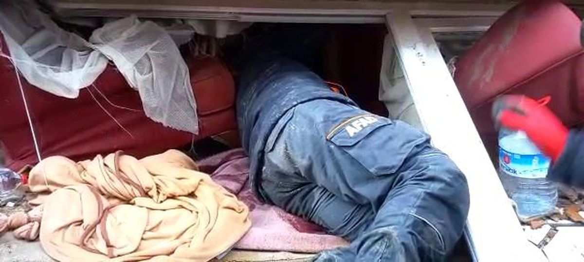 Hatay\'da anne ve iki çocuğu AFAD ekiplerince enkazdan sağ olarak çıkarıldı