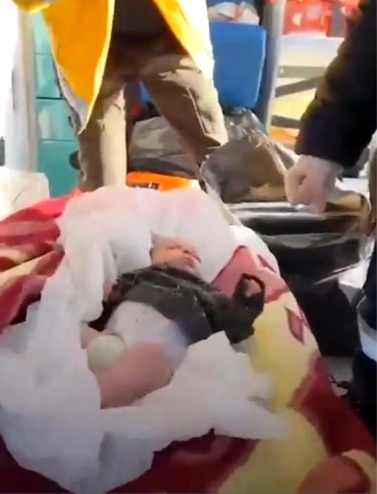 Hatay\'da enkaz altından 2 aylık bebek kurtarıldı