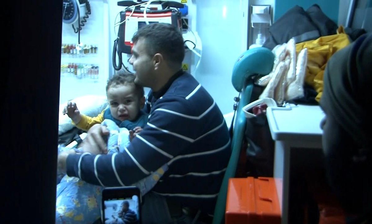 40 saat sonra gelen inanılmaz kurtuluş...Anne ve 3 çocuğu enkazdan sağ kurtarıldı