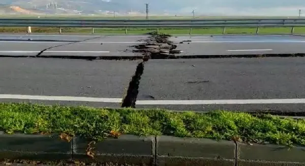 Hatay Havalimanı yolunda derin çatlaklar oluştu