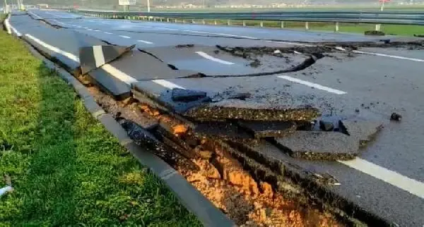 Hatay Havalimanı yolunda derin çatlaklar oluştu