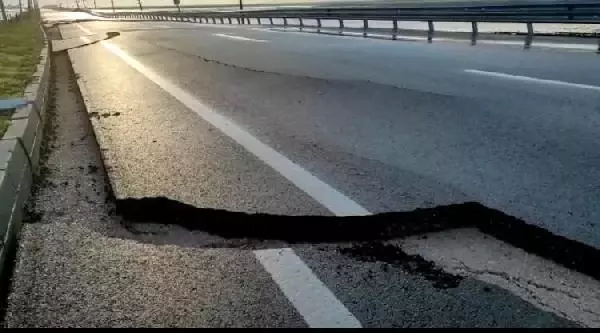 Hatay Havalimanı yolunda derin çatlaklar oluştu